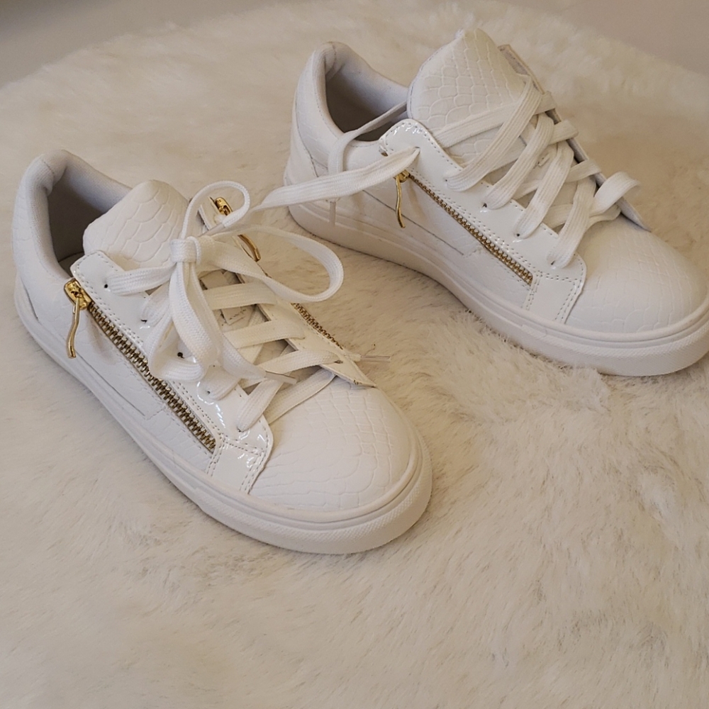 Brand new white tennis shoe